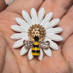 Bee Flower Brooch White Daisy Rhinestone Plastic Pin 1.5”